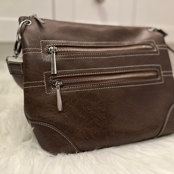 No big name but super cute crossbody - Picture 1 of 7